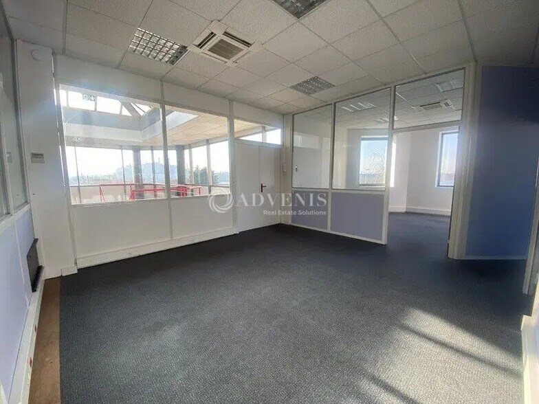 Bureau dans Poissy à louer - Photo de l’immeuble – Image 3 sur 12