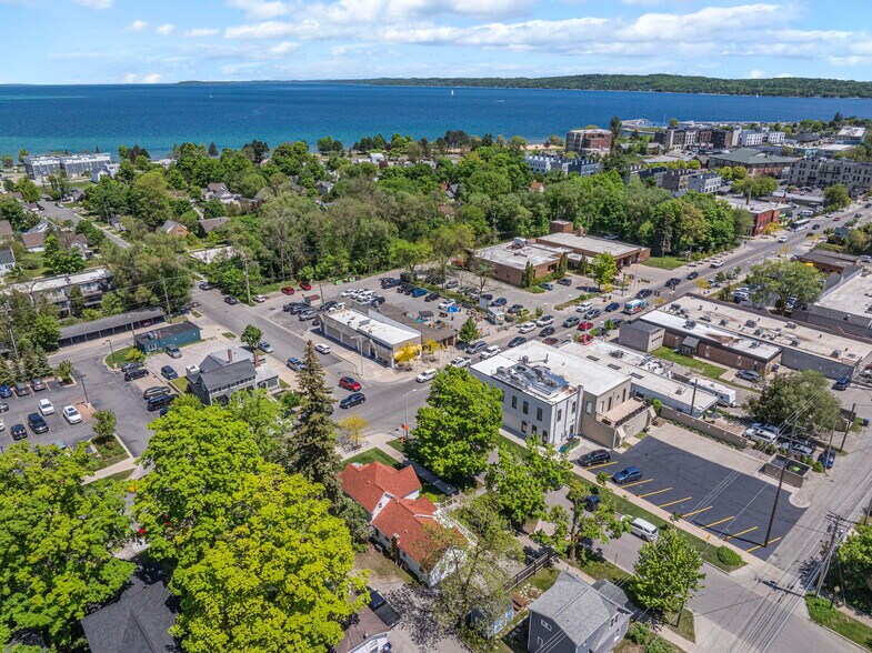 601 W Front St, Traverse City, MI à vendre - Aérien – Image 2 sur 58