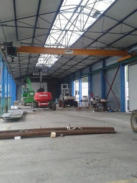 Local d’activités dans Tancarville à louer - Photo de l’immeuble – Image 3 sur 5