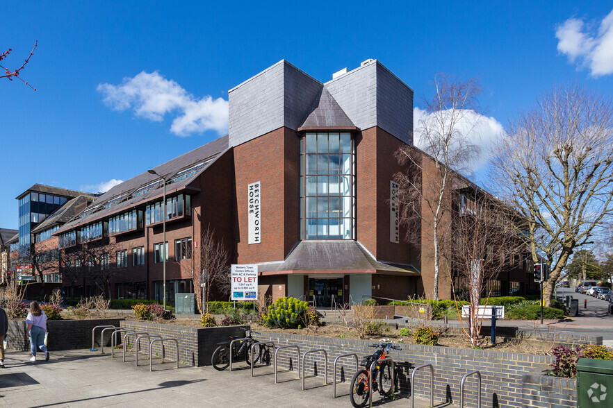 57-65 Station Rd, Redhill à louer - Photo de l’immeuble – Image 1 sur 10