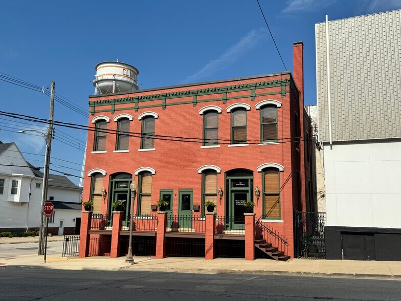 121 S Center St, Clinton, IL à vendre - Photo principale – Image 1 sur 24