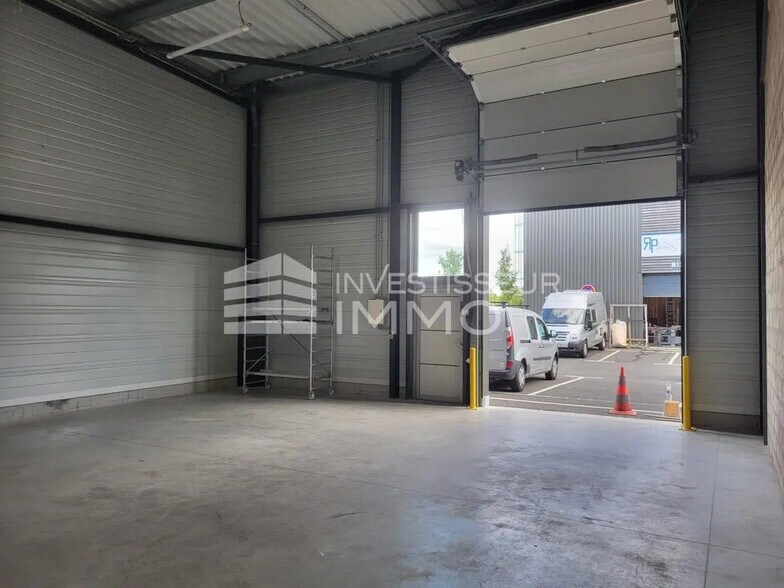 Local d’activités dans Saint-Fargeau-Ponthierry à louer - Photo de l’immeuble – Image 3 sur 6