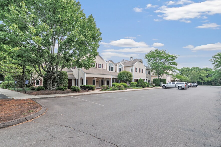 324 Elm St, Monroe, CT à vendre - Photo de l’immeuble – Image 3 sur 17