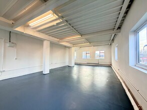 445 Wick Ln, Londres à louer Photo intérieure– Image 2 sur 4