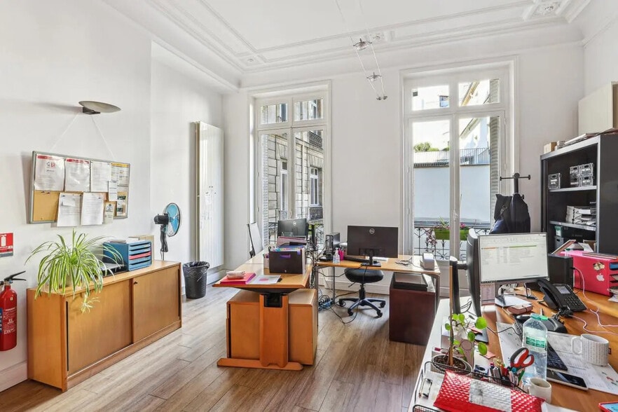 20 Bis Rue La Boétie, Paris à louer - Photo de l’immeuble – Image 3 sur 14
