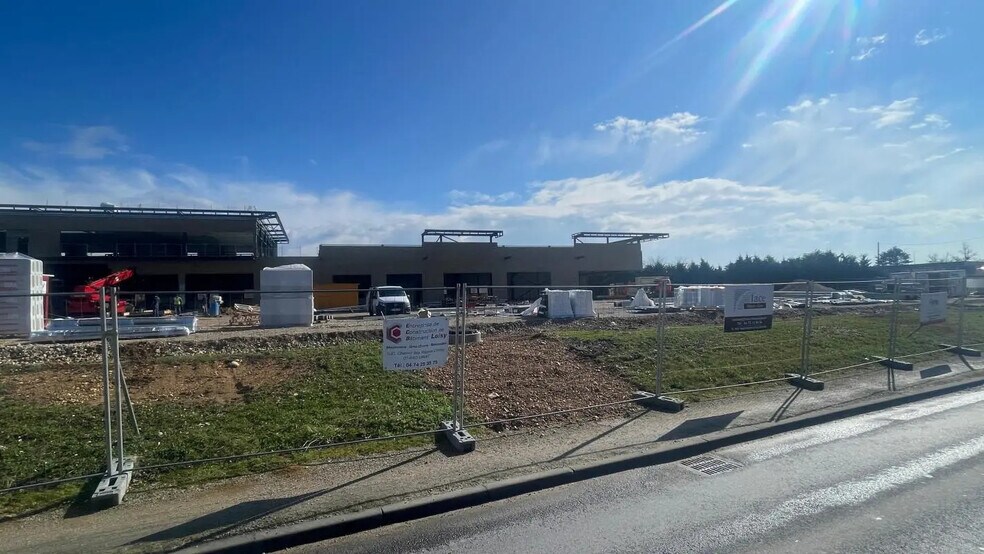 Bureau dans Saint-Denis-lès-Bourg à louer - Photo de l’immeuble – Image 3 sur 3