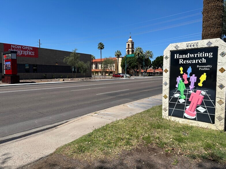 4445 N 24th St, Phoenix, AZ à vendre - Photo de l’immeuble – Image 3 sur 18