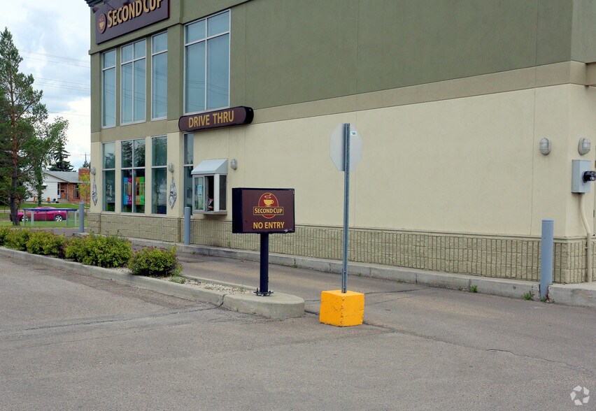 12204 137th Ave NW, Edmonton, AB à vendre - Photo de l’immeuble – Image 3 sur 15