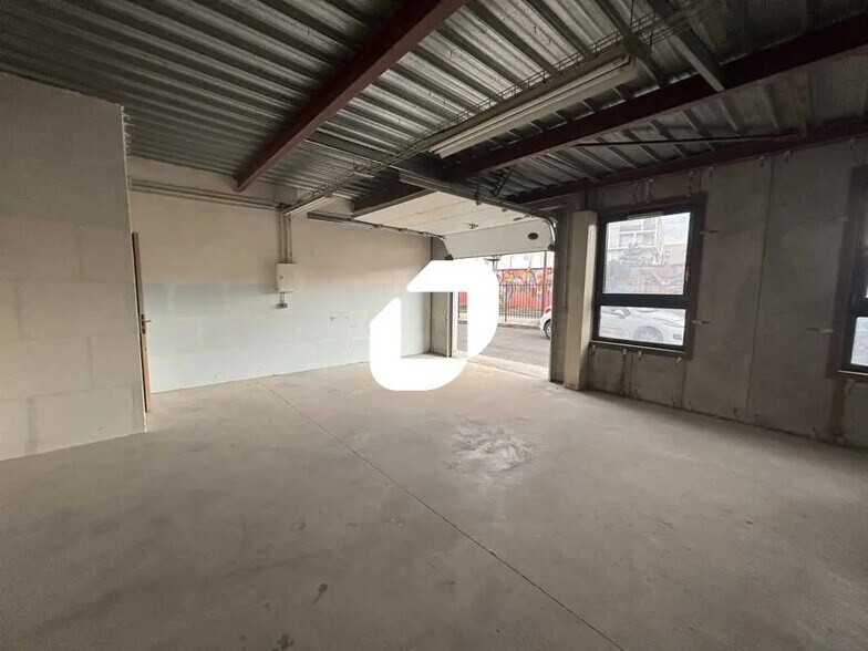 Local d’activités dans Ris-Orangis à louer - Photo de l’immeuble – Image 3 sur 13