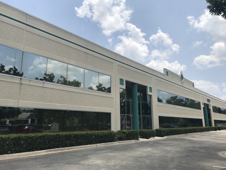 7507 Kingspointe Pkwy, Orlando, FL à louer - Photo de l’immeuble – Image 2 sur 8