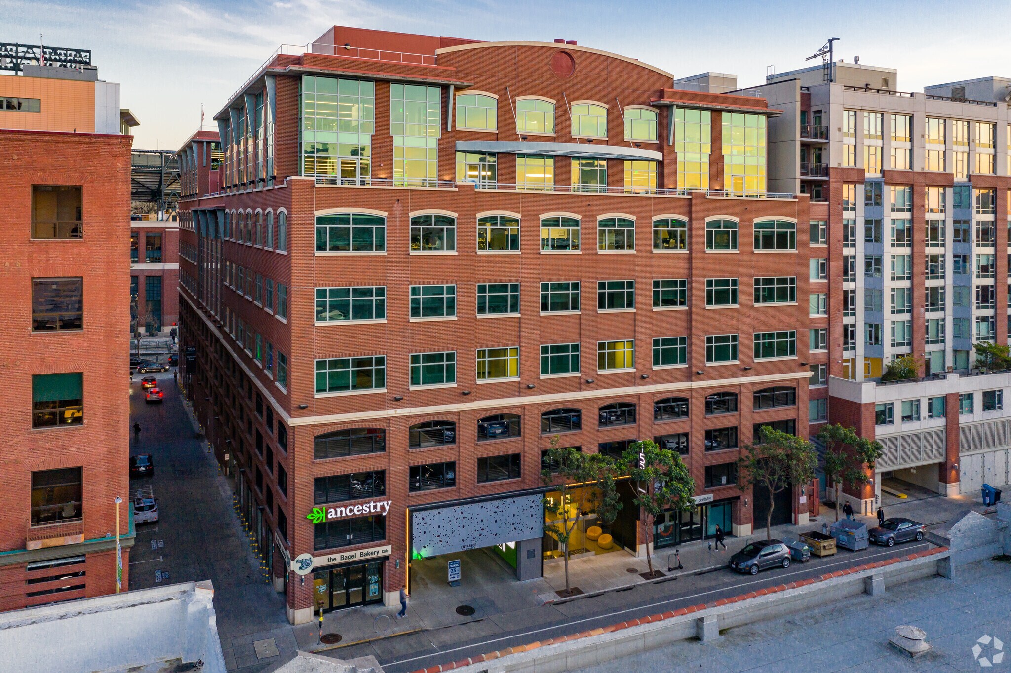153 Townsend St, San Francisco, CA à louer Photo de l’immeuble– Image 1 sur 13