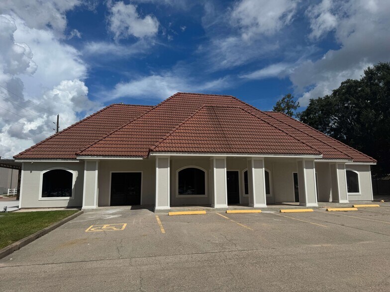 1715 Northpark Dr, Kingwood, TX à louer - Photo de l’immeuble – Image 2 sur 8