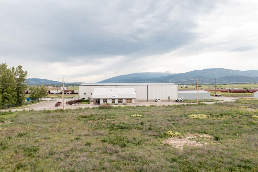 4685 Expressway portefeuille de 2 biens à vendre sur LoopNet.fr - Photo de l’immeuble – Image 2 sur 18