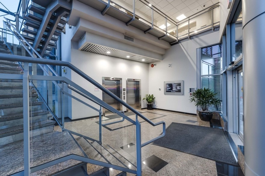 1688 152nd St, Surrey, BC à louer - Hall d’entrée – Image 2 sur 7