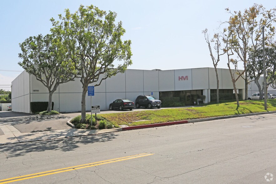 16752-16782 Burke Ln, Huntington Beach, CA à louer - Photo de l’immeuble – Image 2 sur 8