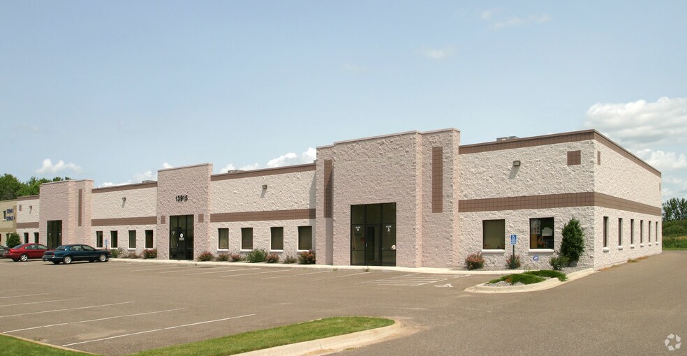 13915 Lincoln St NE, Ham Lake, MN à louer - Photo de l’immeuble – Image 2 sur 3