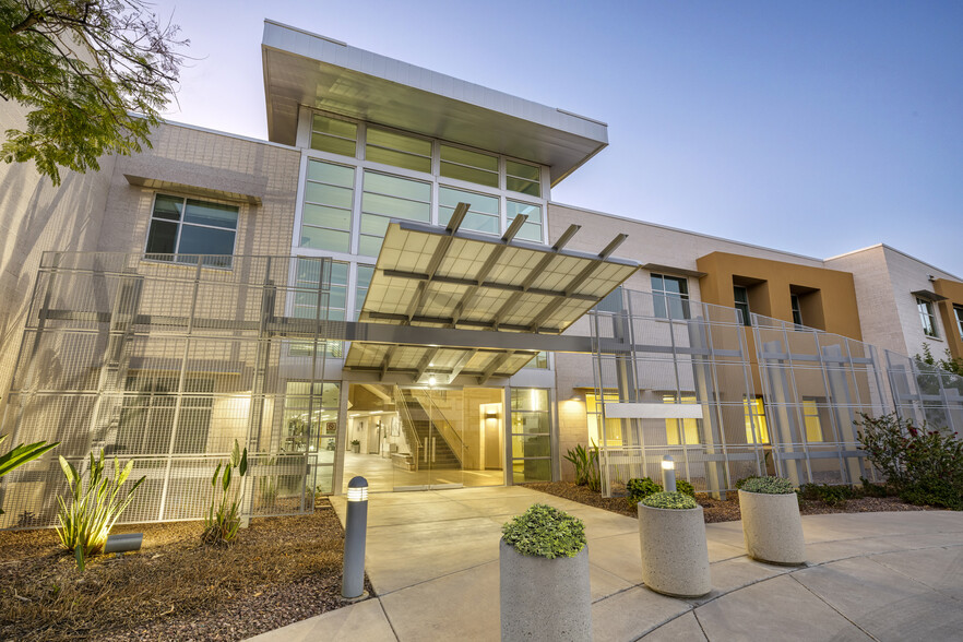 690 N Cofco Center Ct, Phoenix, AZ à louer - Photo de l’immeuble – Image 2 sur 10
