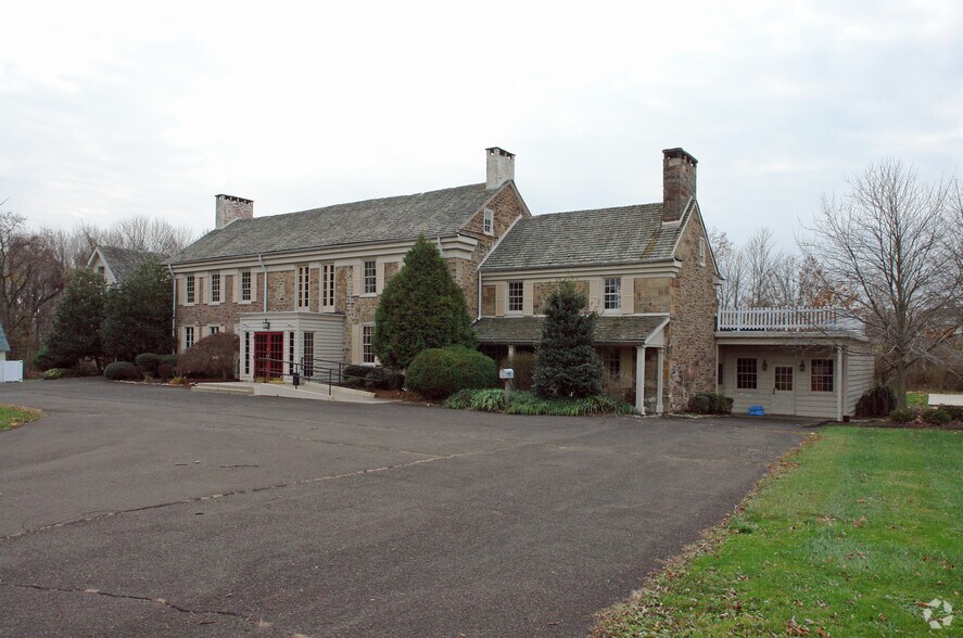 552 Washington Crossing Rd, Newtown, PA à vendre - Photo principale – Image 1 sur 4