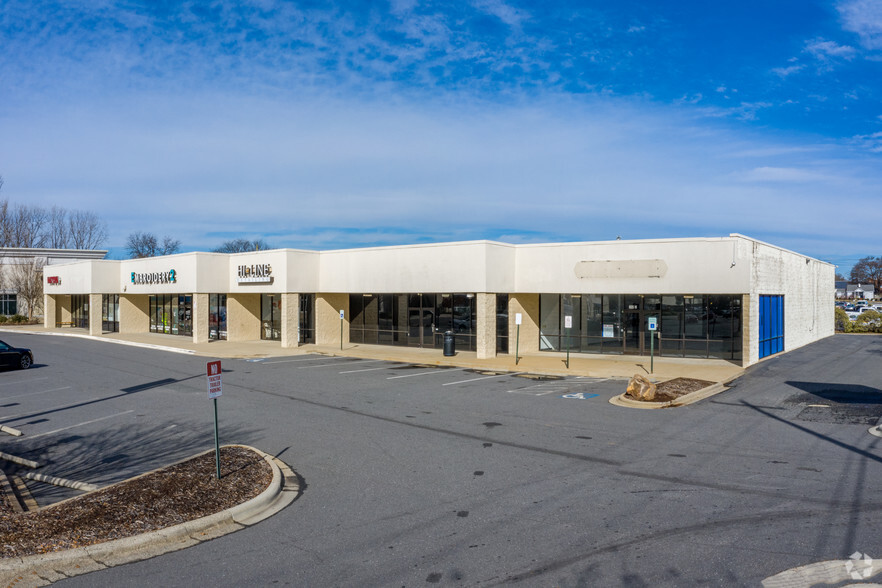 601 N Polk St, Pineville, NC à louer - Photo principale – Image 2 sur 2