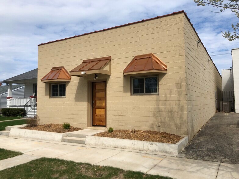 2100 S 57th St, West Allis, WI à vendre - Photo de l’immeuble – Image 2 sur 20