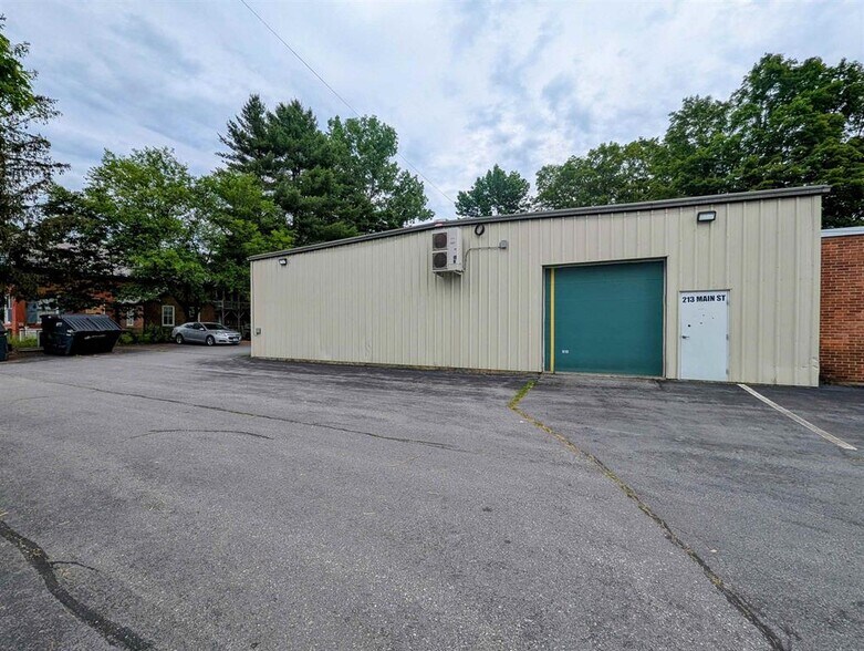209 Main St, Charlestown, NH à vendre - Photo de l’immeuble – Image 3 sur 28