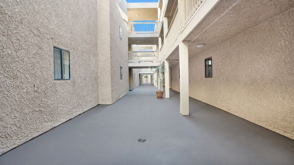 5555 N Long Beach Blvd, Long Beach, CA à vendre - Photo de l’immeuble – Image 2 sur 10