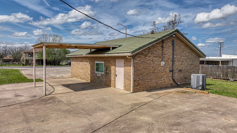 107 Fannin St, Millsap, TX à louer - Photo de l’immeuble – Image 3 sur 22