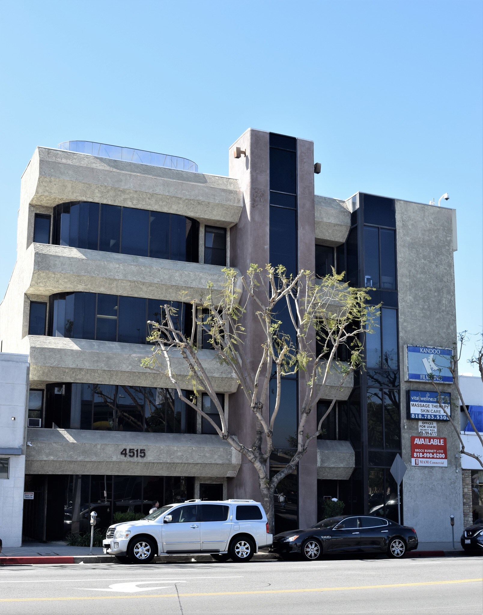 4515 Van Nuys Blvd, Sherman Oaks, CA à louer Photo de l’immeuble– Image 1 sur 6