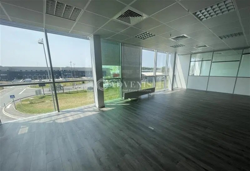 Bureau dans Tremblay-en-France à louer - Photo de l’immeuble – Image 2 sur 7