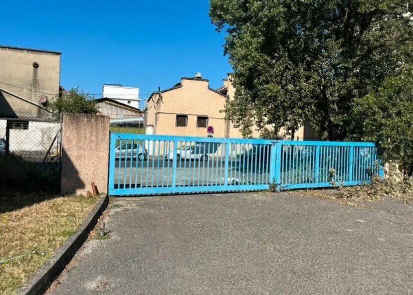 Bureau dans Vénissieux à louer - Photo de l’immeuble – Image 3 sur 4