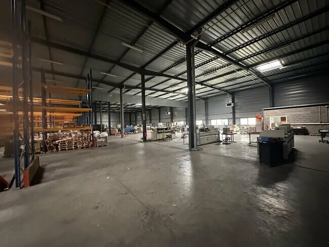 Plus de détails pour Bureau, Industriel/Logistique à louer