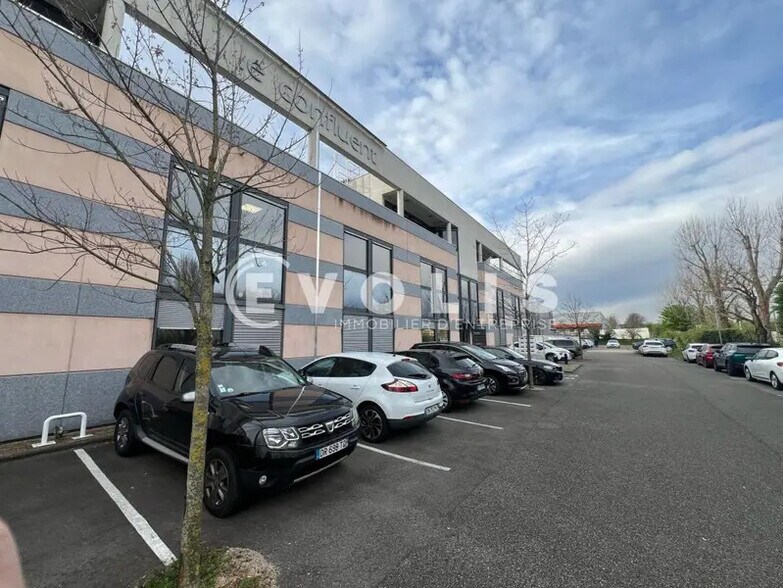 10 Rue De Bretagne, Saint-Quentin-Fallavier à louer - Photo de l’immeuble – Image 2 sur 12