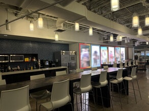 125 Chubb Ave, Lyndhurst, NJ à louer Photo intérieure– Image 2 sur 18