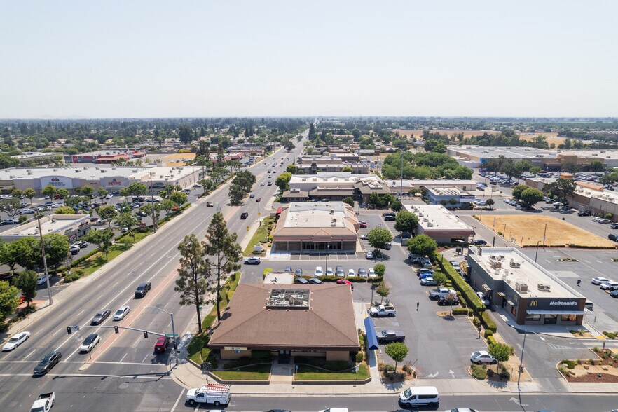 2001 W Caldwell Ave, Visalia, CA à louer - Aérien – Image 2 sur 4