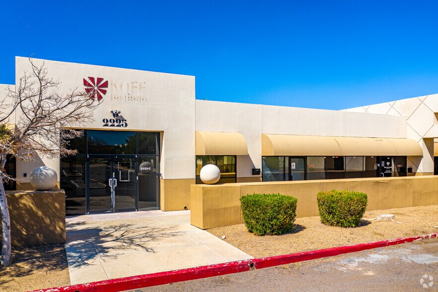 2215-2389 Renaissance Dr, Las Vegas, NV à louer - Photo de l’immeuble – Image 2 sur 5