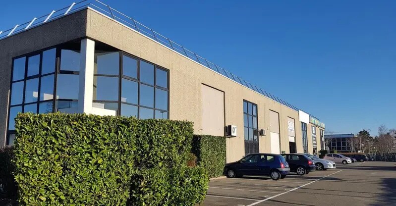 Local d’activités dans Coignières à louer - Photo de l’immeuble – Image 1 sur 2