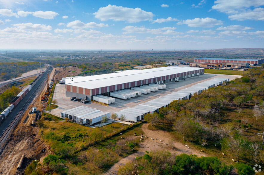 7042 Industrial Way, San Antonio, TX à louer - Photo de l’immeuble – Image 2 sur 5