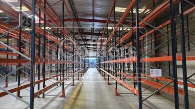 Industriel/Logistique dans Orange à louer Photo intérieure– Image 2 sur 10