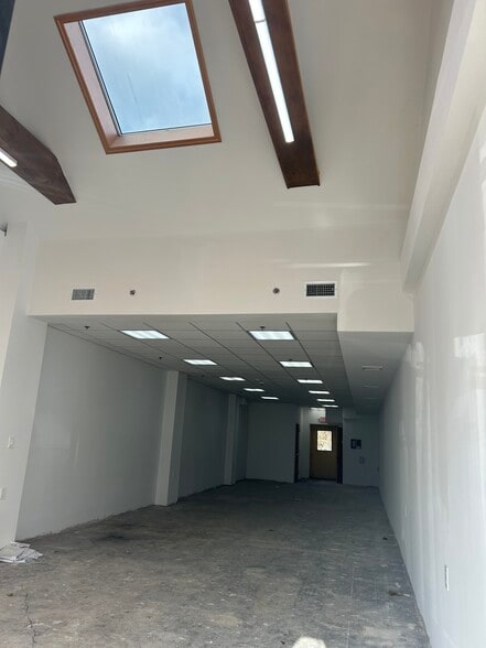 1139-1141 Jericho Tpke, Commack, NY à louer - Photo intérieure – Image 3 sur 4