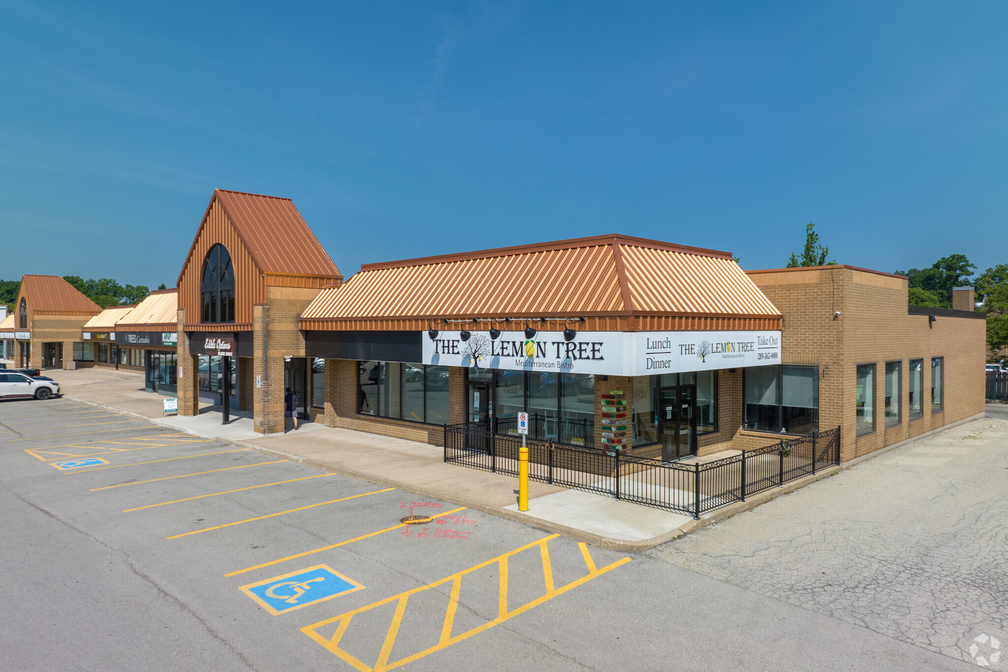 395-397 Ontario St, St Catharines, ON à louer Photo principale– Image 1 sur 5