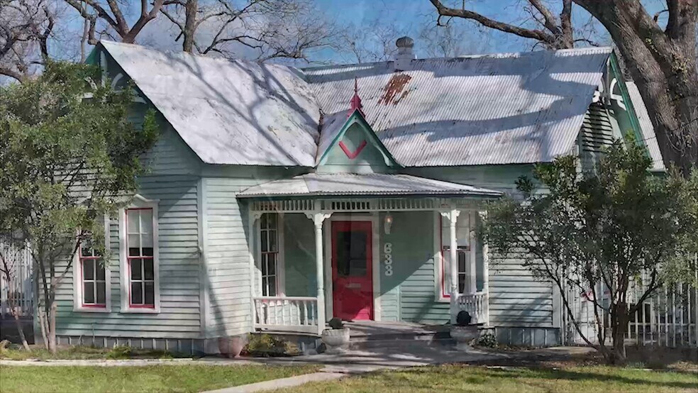 633 S Castell Ave, New Braunfels, TX à vendre - Vidéo sur l’annonce professionnelle – Image 2 sur 37