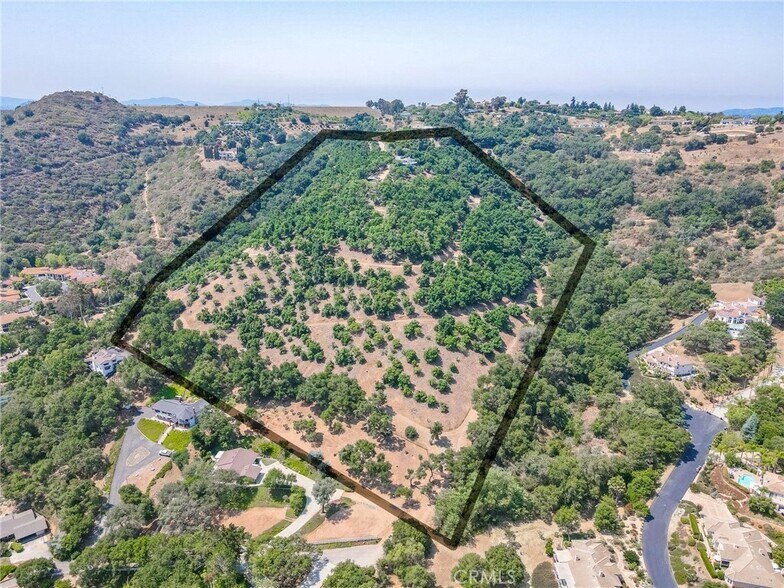 2125 Puerto del Mundo, Fallbrook, CA à vendre - Photo principale – Image 1 sur 14