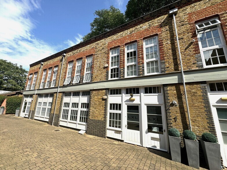 Blake Mews, Richmond à vendre - Photo de l’immeuble – Image 2 sur 3