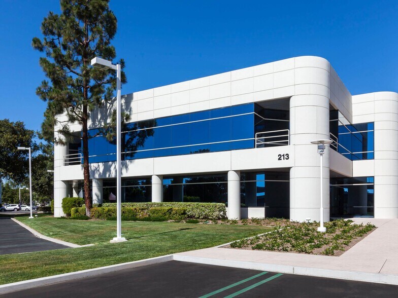 213 Technology Dr, Irvine, CA à louer - Photo de l’immeuble – Image 3 sur 11