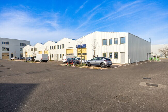 Plus de détails pour 22 Rue Marius Grosso, Vaulx-en-Velin - Bureau, Local d'activités à louer