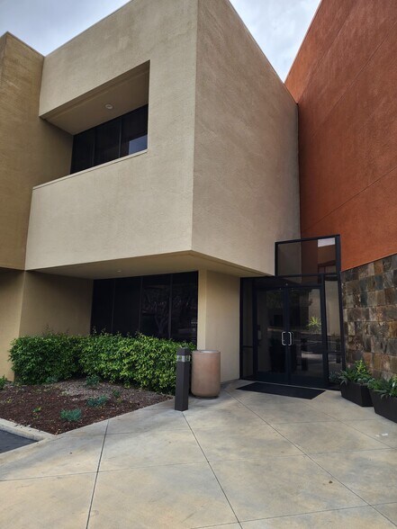 25241 Paseo De Alicia, Laguna Hills, CA à louer - Photo de l’immeuble – Image 2 sur 33