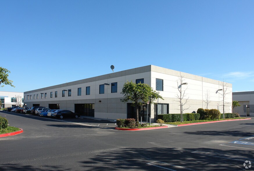 2362 E Sturgis Rd, Oxnard, CA à vendre - Photo principale – Image 1 sur 13