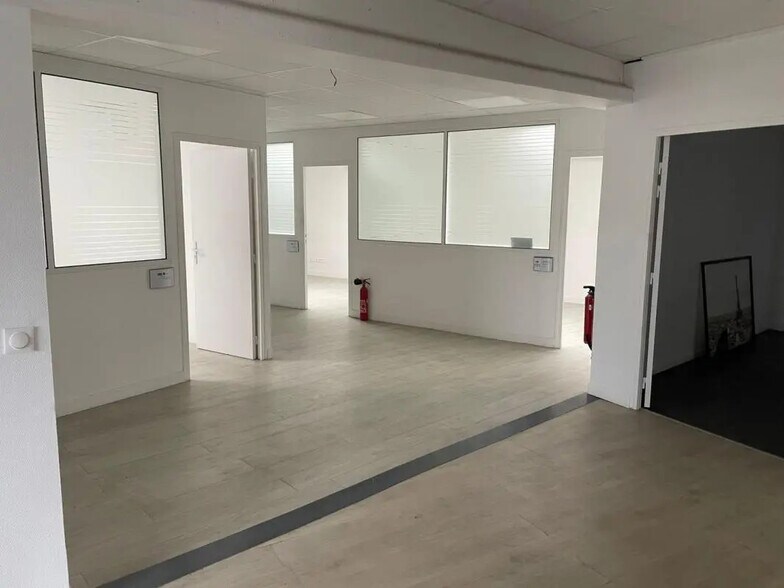 Local d'activités dans Stains à vendre - Photo de l’immeuble – Image 3 sur 4