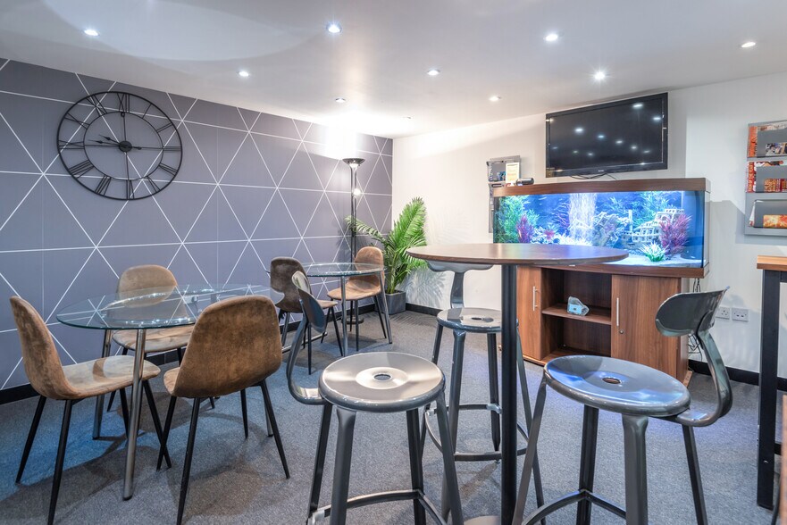 Oakcroft Rd, Chessington à louer - Photo intérieure – Image 3 sur 16