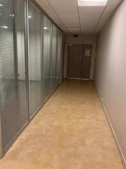 Local commercial dans Cergy à vendre - Photo de l’immeuble – Image 3 sur 7
